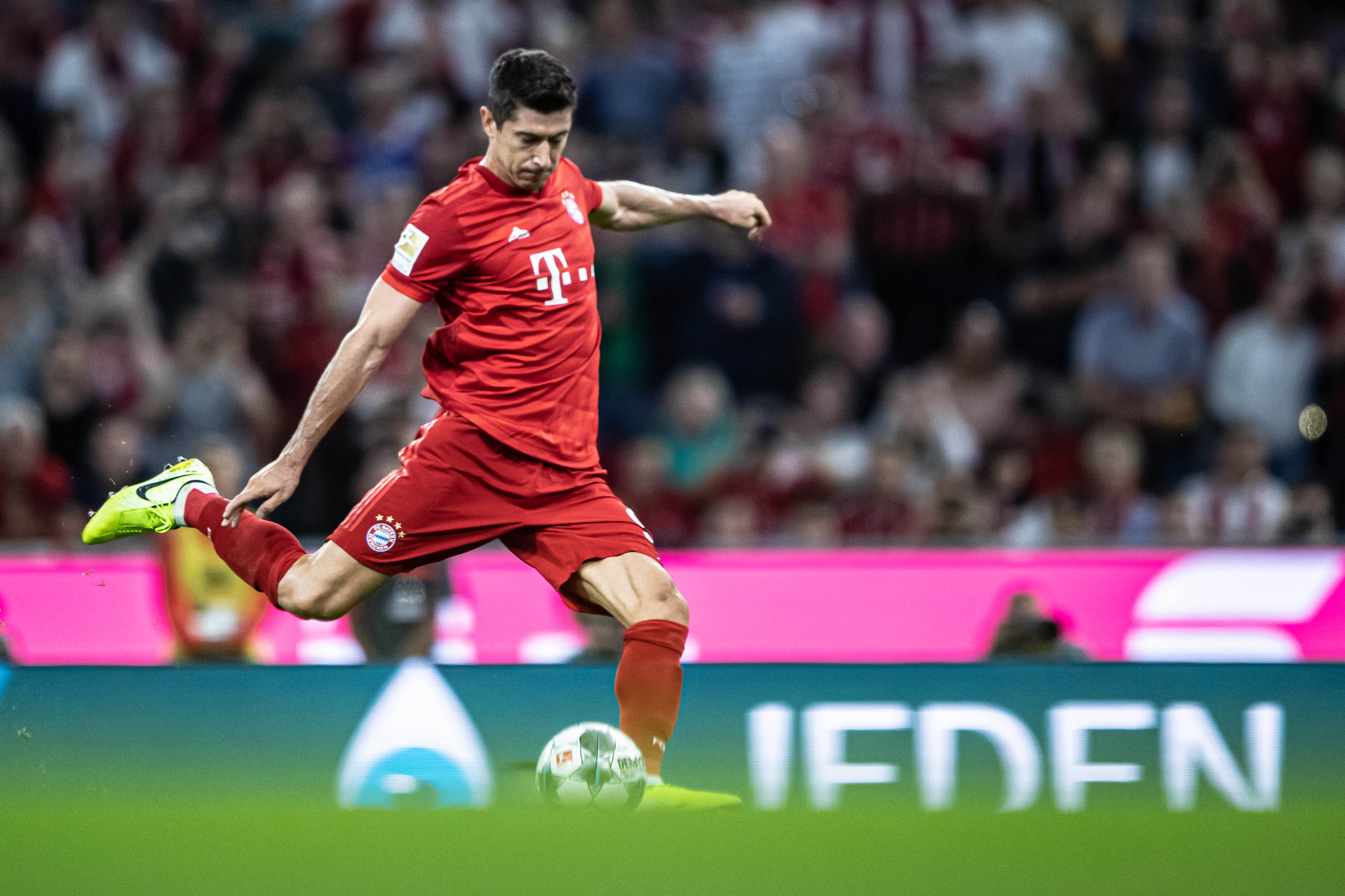 媒体人：杯赛的地板问题太大了，换地板无望应该撕掉所有地贴（媒体人称杯赛地板问题严重，更换无望应全部撕掉地贴）