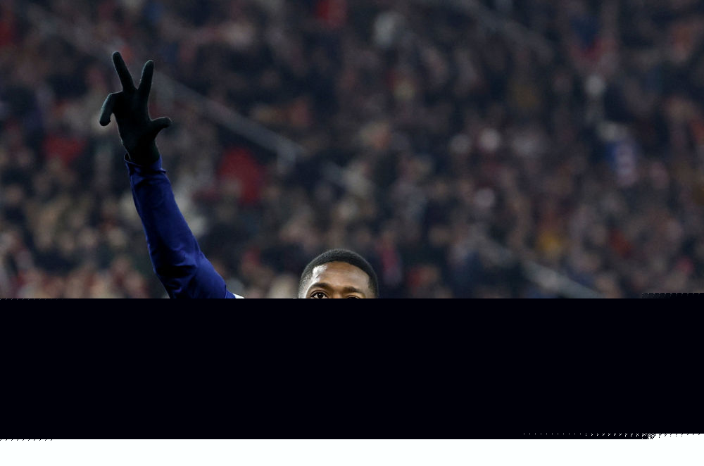 名记：字母哥与队友召开会议，呼吁全队无视外界杂音（名记：字母哥组织队内会议，要求全队屏蔽外界噪音）