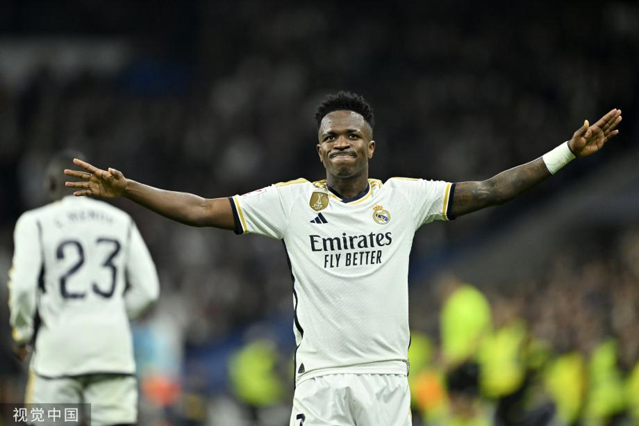 湖人浓眉哥篮下统治力助球队获胜（浓眉内线统治带领湖人取胜）